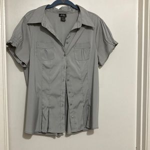 Dots Sz 1X Short puckered sleeves Pleated back button down Blouse Lt Grey